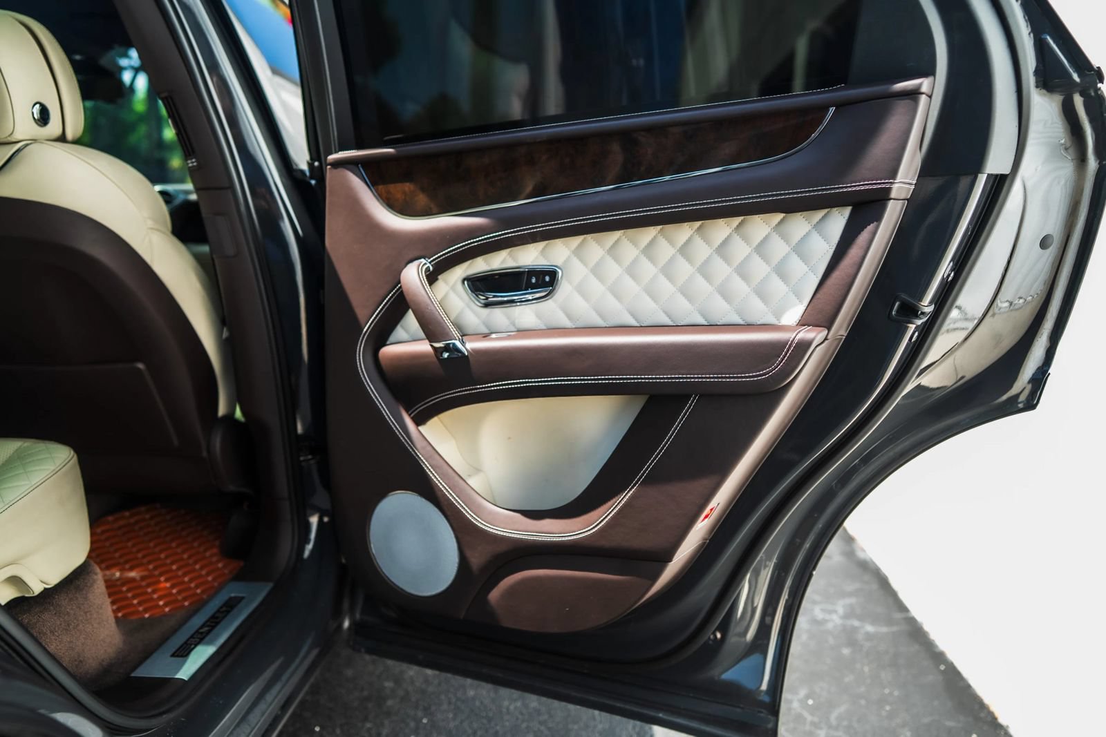 Used 2018 Bentley Bentayga AWD/4WD image 23