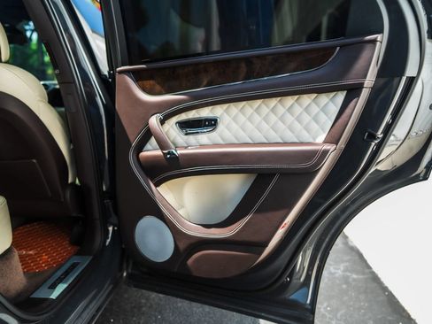 Used 2018 Bentley Bentayga AWD/4WD image 23