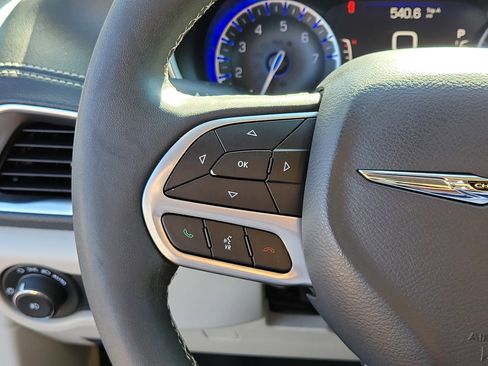 Used 2024 Chrysler Pacifica Limited w/ Uconnect Theater Family Group FWD image 25