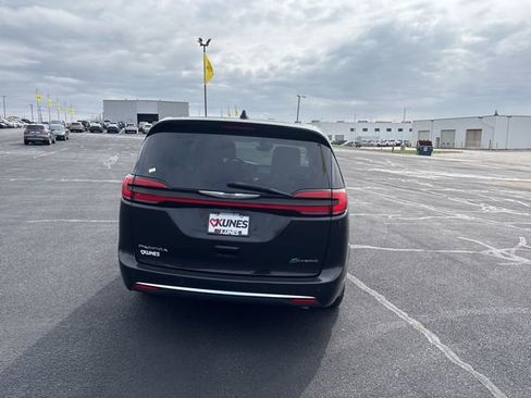 Used 2023 Chrysler Pacifica Touring-L FWD image 6