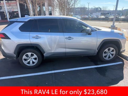 Used 2022 Toyota RAV4 LE image 10