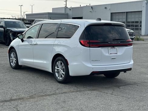 New 2027 Chrysler Pacifica Select FWD image 5