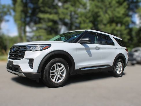Used 2025 Ford Explorer Active w/ Active Comfort Package RWD image 3