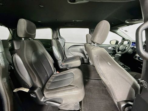 Used 2024 Chrysler Pacifica Touring FWD image 34