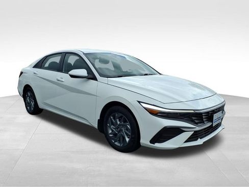 Used 2025 Hyundai Elantra Hybrid FWD image 15