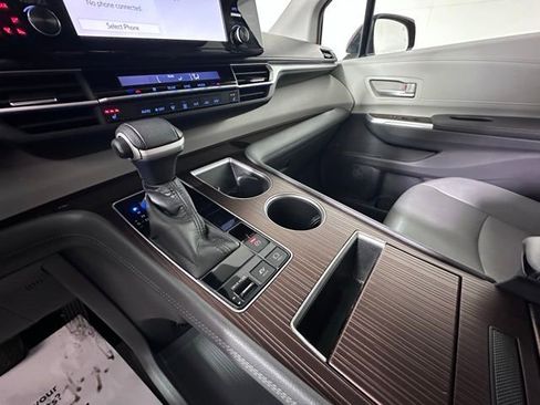 Used 2021 Toyota Sienna XLE image 33