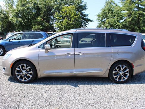 Used 2017 Chrysler Pacifica Limited FWD image 10