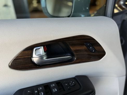 Used 2022 Chrysler Pacifica Limited FWD image 27