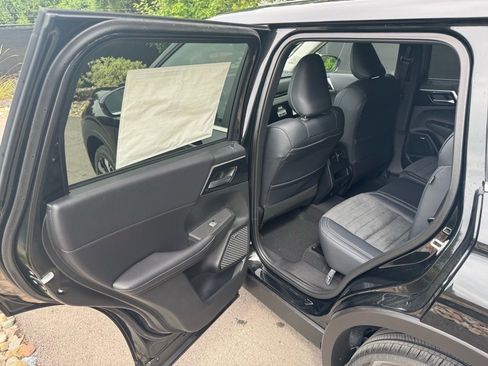 New 2025 Mitsubishi Outlander SE image 18