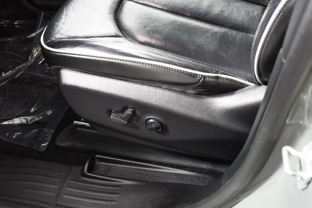 Used 2022 Chrysler Pacifica Limited w/ Uconnect Theater Family Group FWD image 16
