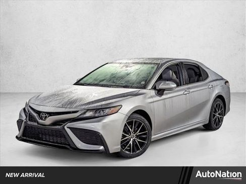 Used 2022 Toyota Camry SE image 1