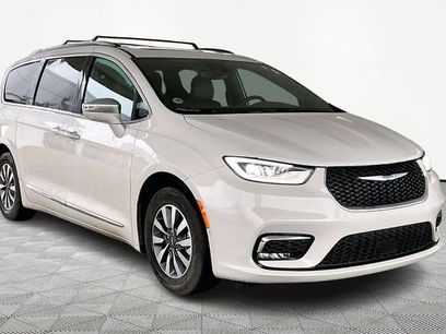 Used 2021 Chrysler Pacifica Limited w/ Uconnect Theater Family Group