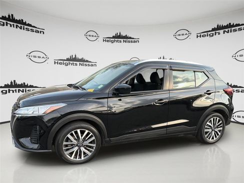 Used 2022 Nissan Kicks SV FWD image 1