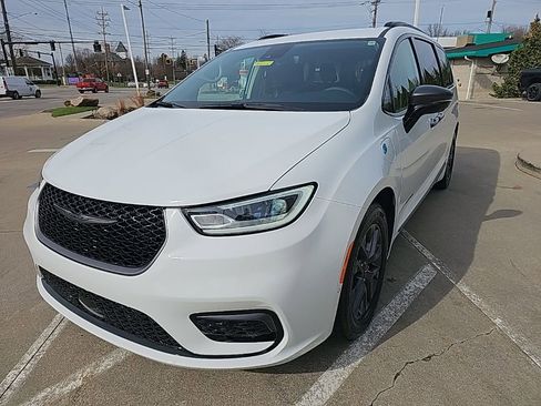 Certified 2024 Chrysler Pacifica Limited w/ Uconnect Theater Family Group FWD image 6