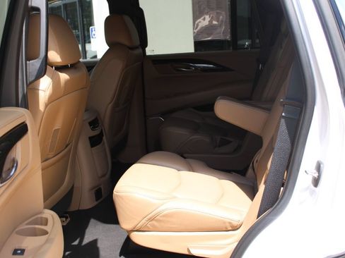 Used 2020 Cadillac Escalade Platinum RWD image 13
