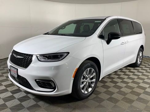 New 2026 Chrysler Pacifica Select image 5