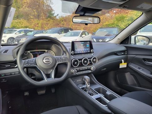 Used 2025 Nissan Sentra SV w/ Trunk Package image 14