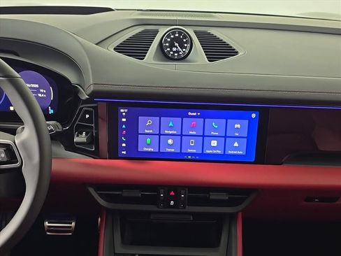 Certified 2025 Porsche Macan 4S Electric AWD/4WD image 19