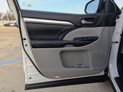 Used 2019 Toyota Highlander XLE image 11