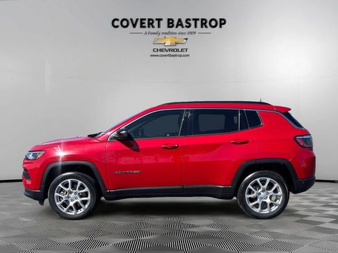 Used 2024 Jeep Compass Latitude image 3