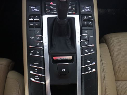 Used 2021 Porsche Macan image 20