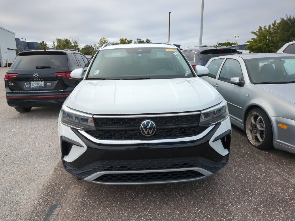 Used 2023 Volkswagen Taos SE w/ Panoramic Sunroof Package FWD image 3