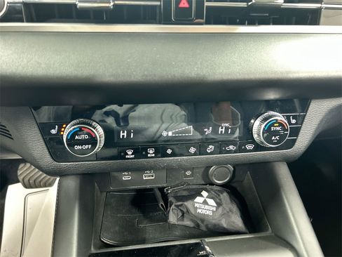 Used 2022 Mitsubishi Outlander SE image 17