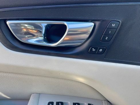Used 2018 Volvo XC60 T6 Momentum w/ Convenience Package AWD/4WD image 22