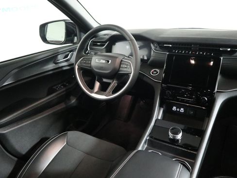 Used 2025 Jeep Grand Cherokee Altitude image 15