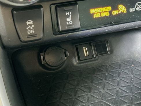 Used 2022 Toyota RAV4 SE w/ Weather & Moonroof Package image 29