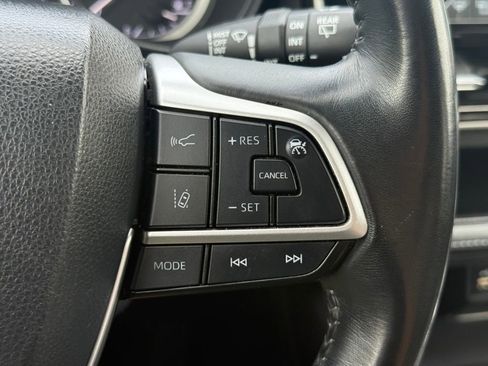 Used 2023 Toyota Highlander LE FWD image 31