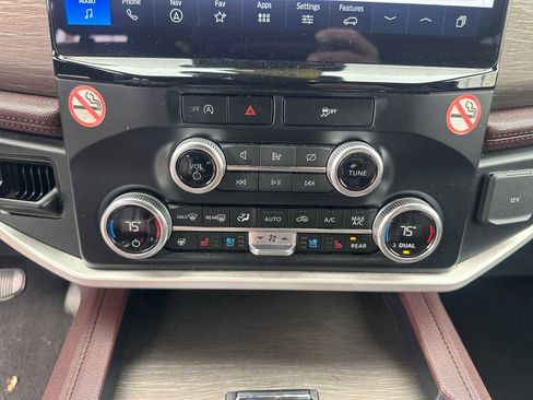 Used 2024 Ford Expedition Limited image 17