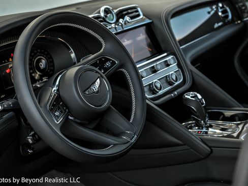 Used 2024 Bentley Bentayga image 31