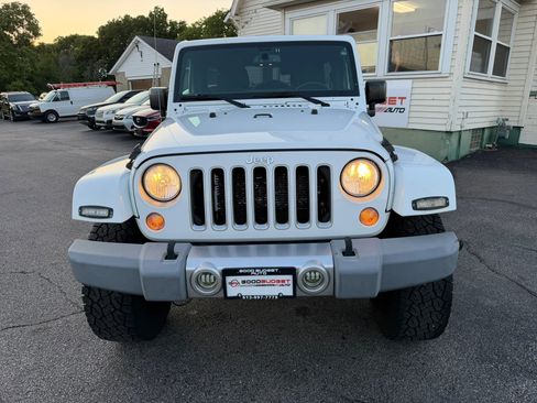 Used 2017 Jeep Wrangler Unlimited Sahara w/ Connectivity Group AWD/4WD image 4
