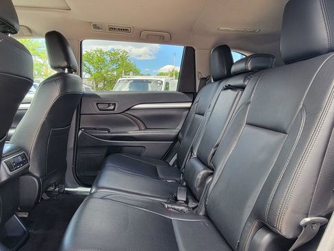 Used 2014 Toyota Highlander LE FWD image 40