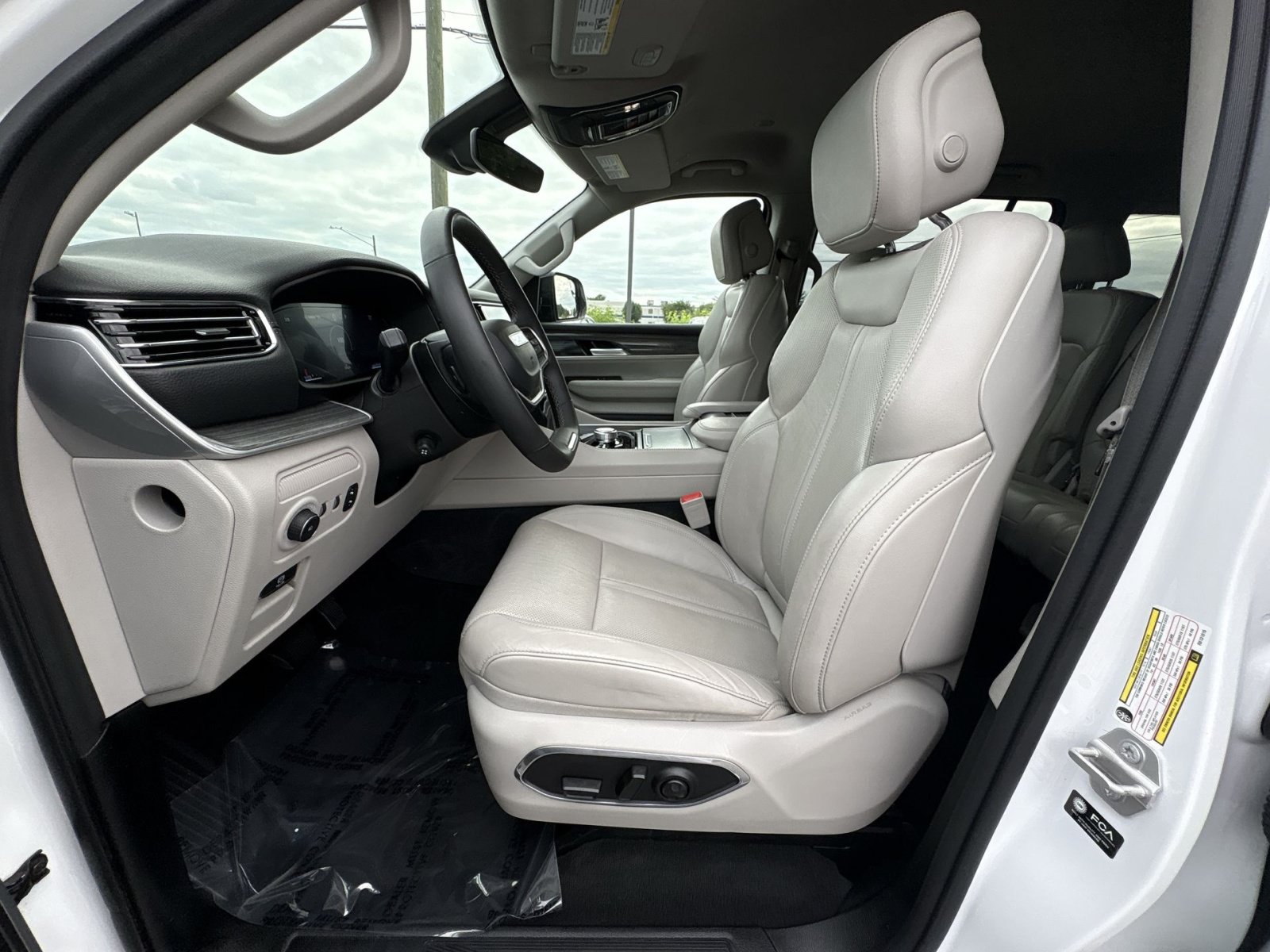 Used 2024 Jeep Wagoneer L Series II w/ Flexible Seating Group AWD/4WD image 11