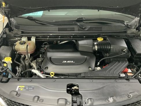 Used 2018 Chrysler Pacifica Touring-L image 8