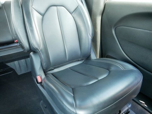 Used 2023 Chrysler Pacifica Touring-L w/ S Appearance Package FWD image 14