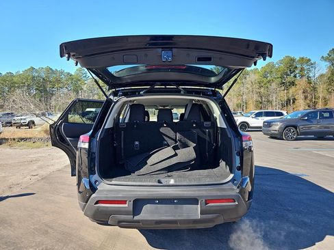 Used 2024 Nissan Pathfinder SV image 18