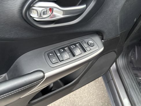 Used 2019 Jeep Cherokee Latitude Plus image 16