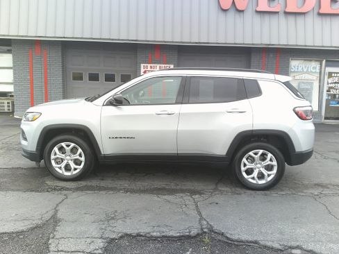 Used 2024 Jeep Compass Latitude AWD/4WD image 2
