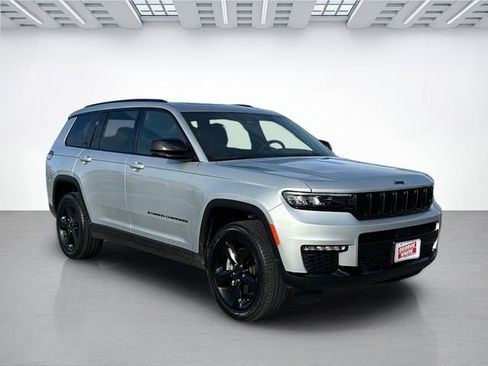 Used 2025 Jeep Grand Cherokee L Limited w/ Black Appearance Package AWD/4WD image 2
