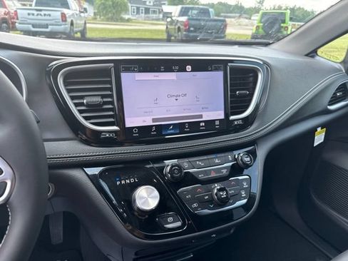 New 2026 Chrysler Pacifica Select AWD/4WD image 25