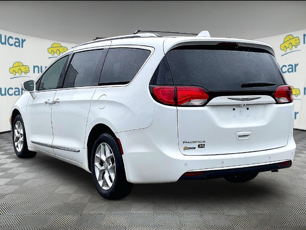 Used 2020 Chrysler Pacifica Touring-L FWD image 4