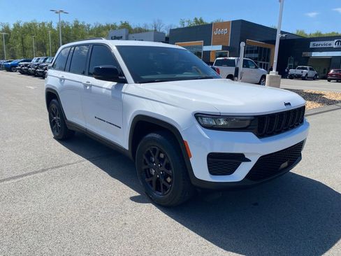 Certified 2024 Jeep Grand Cherokee Altitude AWD/4WD image 1