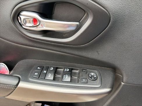 Used 2019 Jeep Cherokee Latitude Plus AWD/4WD image 6