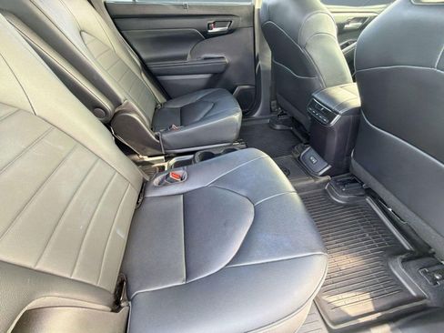 Used 2023 Toyota Highlander XLE FWD image 33