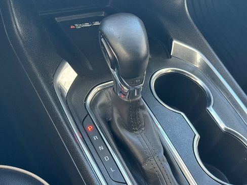Used 2023 Chevrolet Traverse Premier FWD image 23