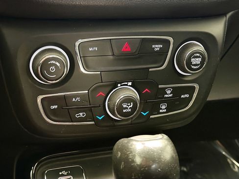 Used 2019 Jeep Compass Latitude FWD image 9