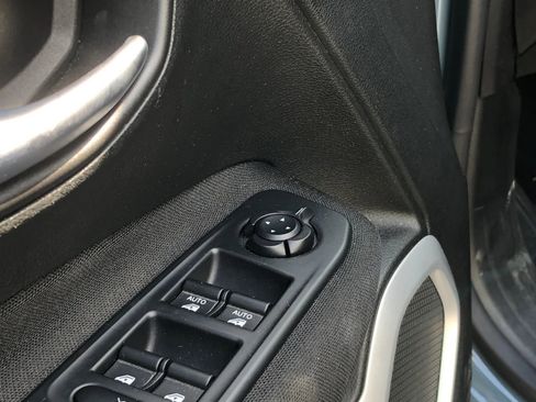 Used 2018 Jeep Renegade Latitude AWD/4WD image 13